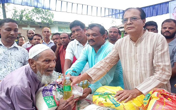 বন্যাদুর্গত এলাকায় লালমনিরহাট বিএনপির ত্রাণ বিতরণ